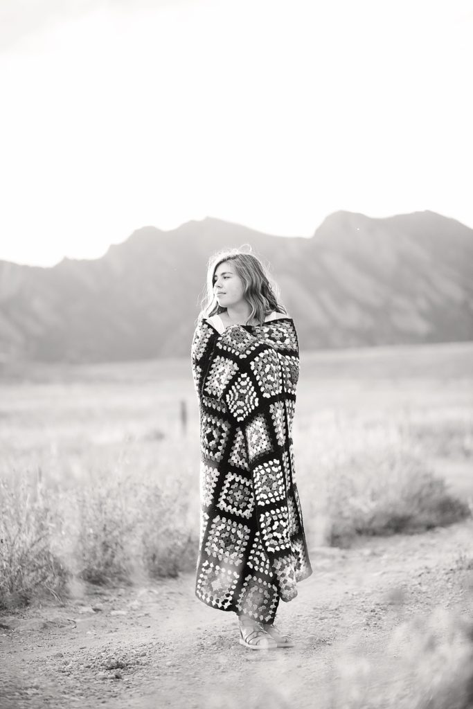 Leighellen_Landskov_Photography_Boulder_Senior_portraits_quilt_blanket_girl_mountains_0013