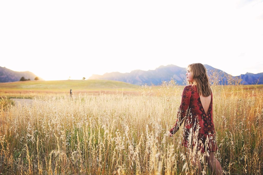 Leighellen_Landksov_Photography_Colorado_Boulder_Senior_Portraits_girl_field_mountains_sunset_0025